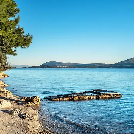 Old Boat Double 4 Apartment Nikiana